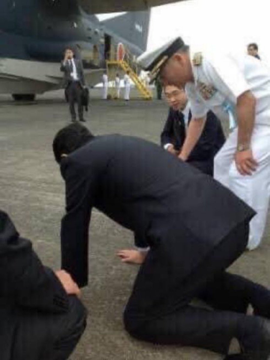 安倍さんは総理時代、硫黄島を訪問した際…

滑走路の下にも戦死者が埋まっていると知り、
「踏みつけてしまい、申し訳ありません」
とその場で土下座した方です。

これほど国と英霊を深く敬う人を、
オールドメディアは総理時代に散々こき下ろし、

挙句の果てに凶弾に倒されるなんて…