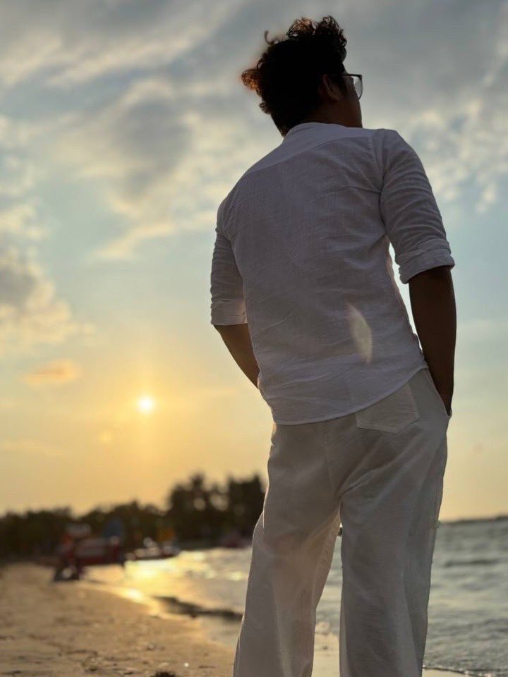 SaggiBaby_'s tweet photo. Watching the sun kiss the sea goodnight. https://t.co/5AtcqJ4z2T