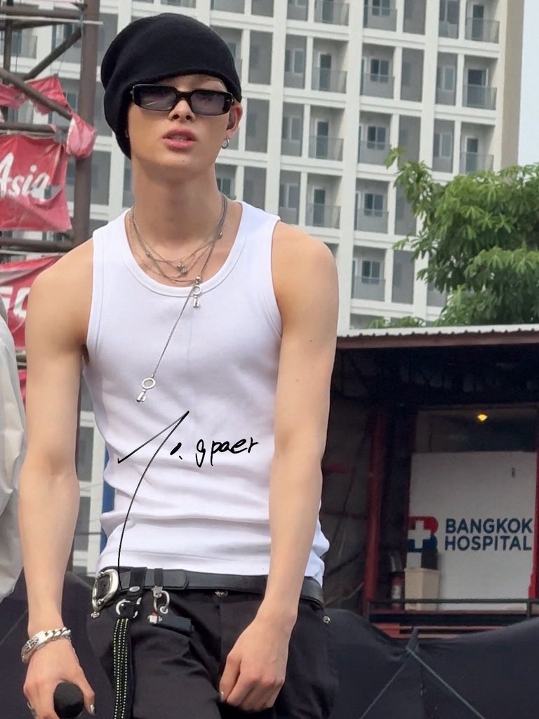 ทำไมแรง😭😭😭😭

 #NI_KI  #ENHYPEN
#안녕_BANGKOK #ANNYEONG_BANGKOK