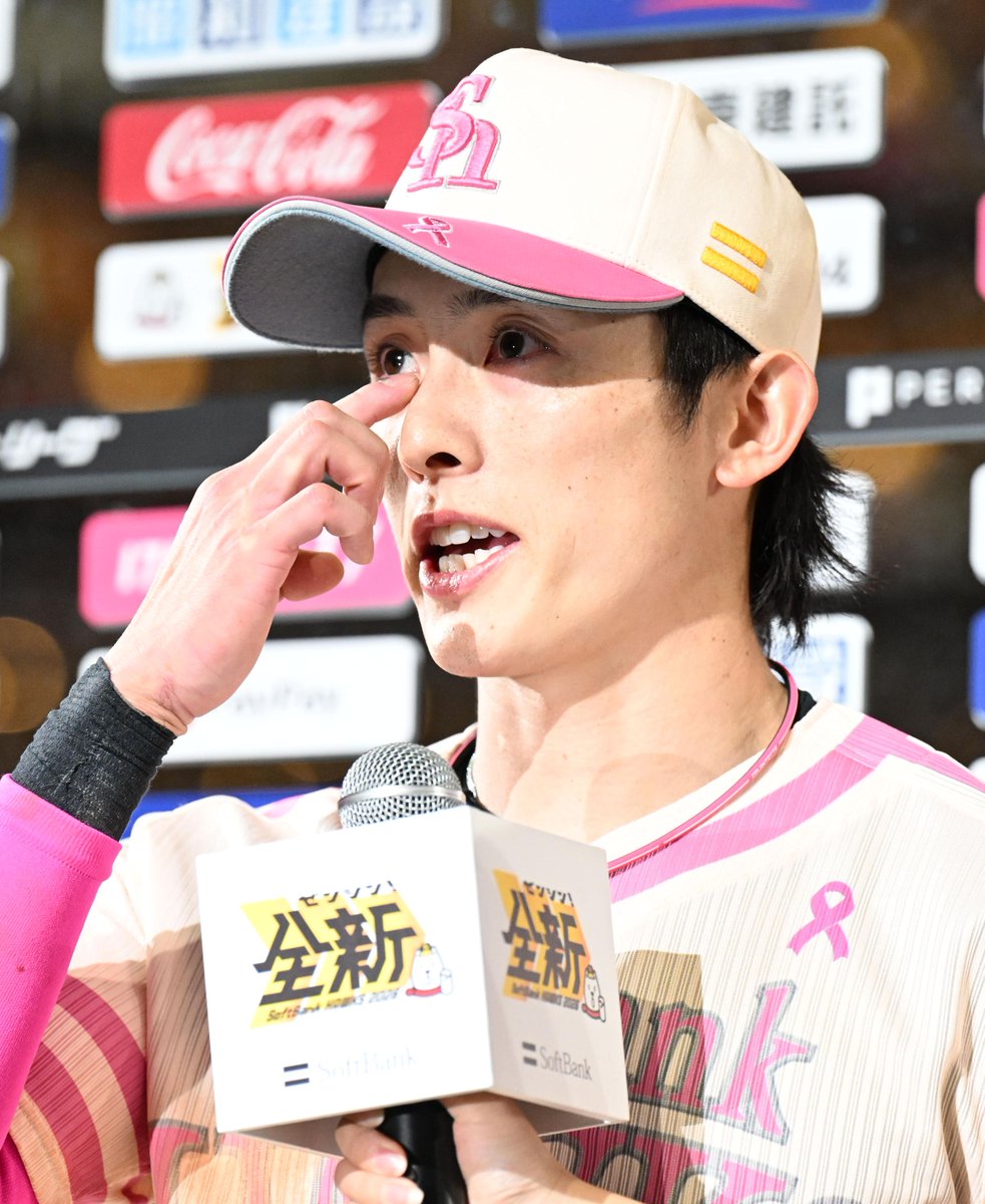 nishispo_hawks's tweet photo. 「母さんが頑張ってくれた」

周東佑京選手が涙のお立ち台

亡き母にささげる2安打2盗塁
「ちょっと寂しいですけど…」

#sbhawks
▼記事はこちらから▼
https://t.co/5Q0rCojxdn https://t.co/A3IFOpd9Kt