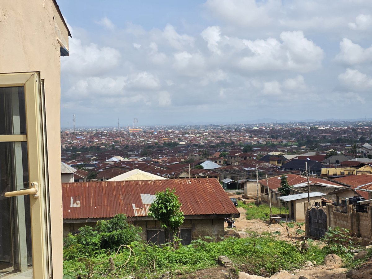 0xLeopardDan's tweet photo. I don't know if you see clearly, there is bright sun currently, and I am taking this picture from a higher place. You should notice that from the sky, there is shadow on some roofs while others are facing direct sunlight. I am surprised and I don't know what caused this. https://t.co/baDEyRWaHr