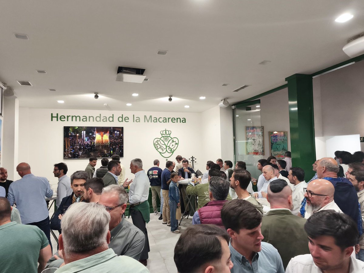 Hdad_Macarena's tweet photo. 🟢 La Hermandad de la Macarena celebró el pasado viernes una multitudinaria convivencia de costaleros, marcada por la fraternidad y el compañerismo entre los hermanos de las distintas cuadrillas.

La jornada comenzó con un acto de oración en la Basílica de Santa María de la Esperanza Macarena y continuó en la Casa Hermandad, en un magnífico ambiente de unión macarena, donde se recordaron con emoción momentos vividos durante la pasada estación de penitencia en la Madruga del Viernes Santo.

El encuentro contó con la presencia de miembros de la Junta de Gobierno y del capataz general Antonio Santiago.

La Hermandad agradece la participación de todos los costaleros y colaboradores que hicieron posible esta entrañable convivencia, y ruega a sus Amantísimos Titulares que guíen siempre a quienes nos acercan a ellos.
