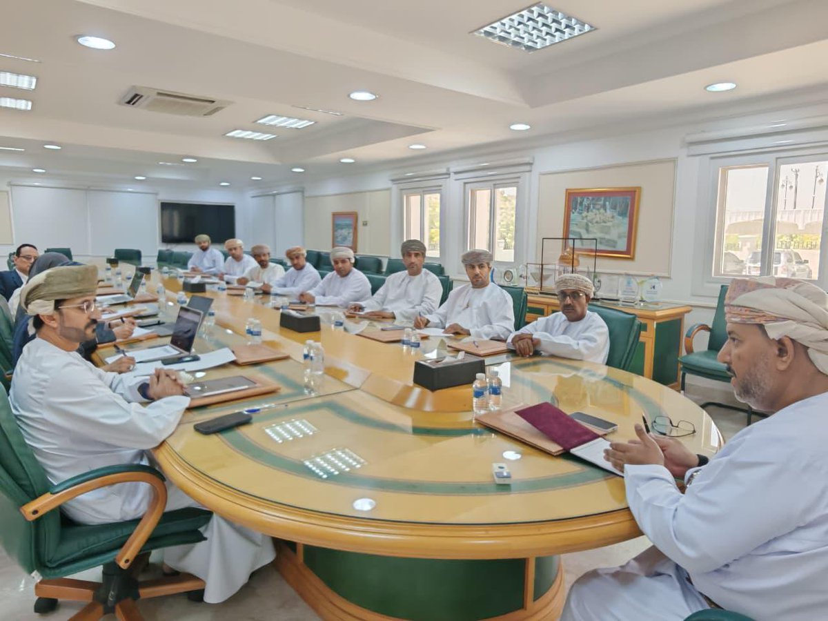 nizwaeducity's tweet photo. عقد فريق #نزوى_مدينة_التعلم برئاسة سعادة الشيخ محمود بن راشد السعدي والي نزوى اجتماعاً بحضور ممثل اللجنة الوطنية العمانية للتربية والثقافة والعلوم وفريق بحثي من جامع�� السلطان قابوس، لمناقشة مجموعة من المبادرات والفعاليات التي تم تنفيذها من مختلف الجهات. 
 
#اليونسكو #مدن_التعلم https://t.co/3QIottBFRL
