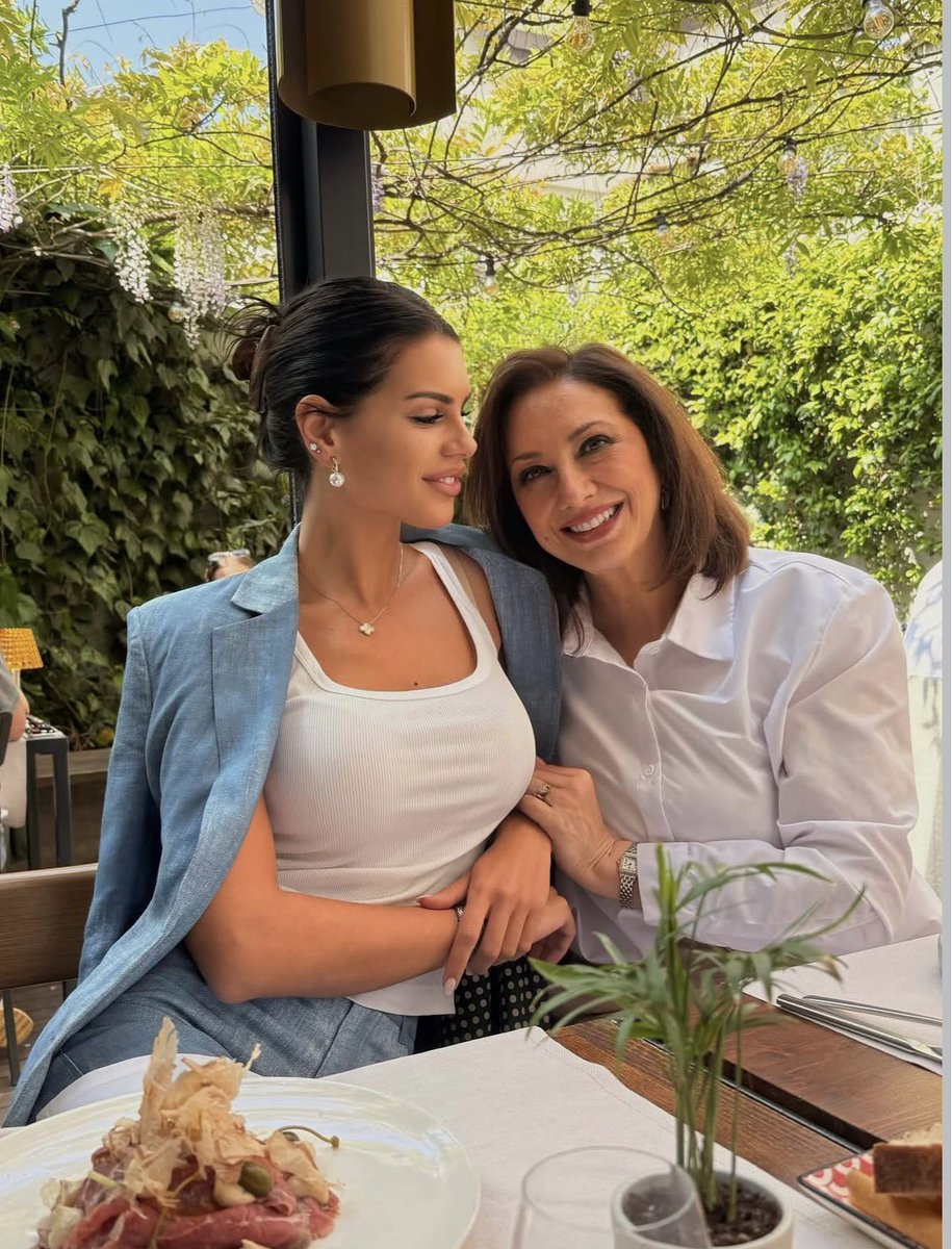 ELEONORA7__'s tweet photo. Buona festa della mamma a Mamma Milva🩷✨
#fiorde https://t.co/z1mRZuTdcZ