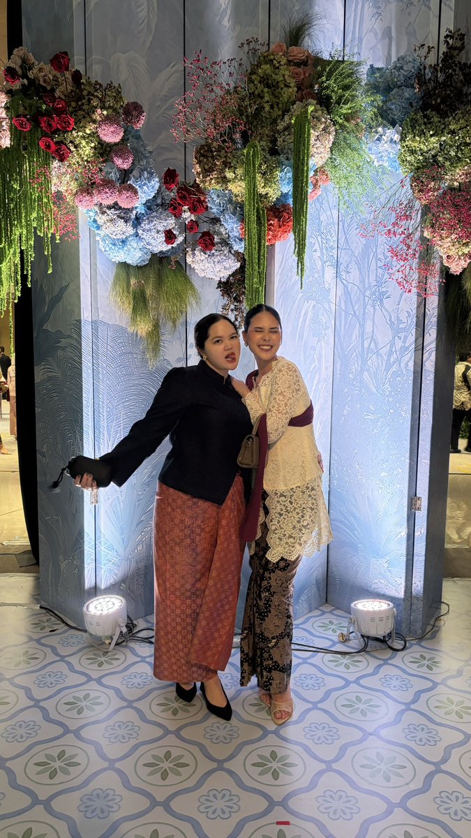 doyunoe's tweet photo. lagi lagi para mamine johnjae kondangan meanwhile mereka bistrip ke bali @beyondtheboys https://t.co/0R13VEwos4
