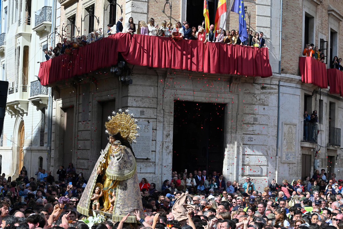 "En terres valencianes
la fe per Vos no mor,
i vostra Imatge Santa
portem sempre en lo cor."

Celebrem el dia de la nostra Patrona en la Missa d'Infants i en l'emocionant Trasllat de la Mare de Deu.

No hi ha força més gran que la d'un poble unit per la devoció a la seua Mareta.