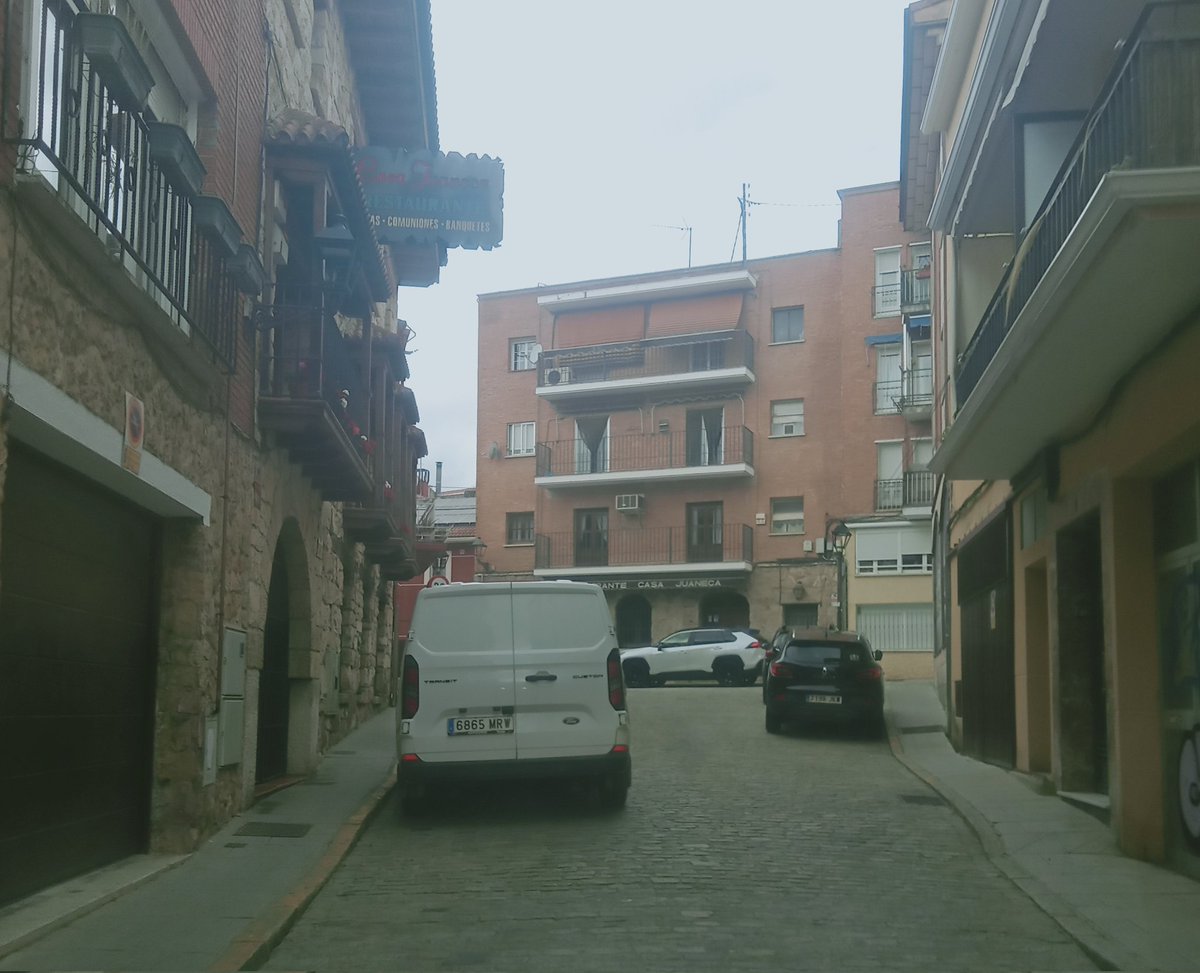 Comandante_232's tweet photo. Pues así seguimos. Con el vado en la puerta peatonal y usándolo para aparcar.  Esto es de traca. La vía pública para su uso personal. Y nadie hace nada y nadie dice nada. #policia @policia #guardiacivil https://t.co/8Y40Ru2zKj