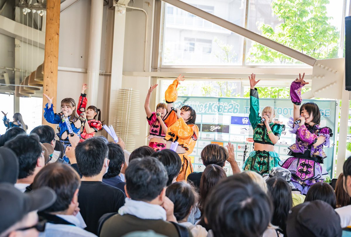 comingkobe's tweet photo. TOOTH TOOTH STAGE
7組目はゆるめるモ！

個性溢れるそれぞれのカラーが織りなすパフォーマンスは会場内に留まらず、外のみんなも熱狂に巻き込んでいく！
6色じゃ足りないと言わんばかりの圧倒的なステージ。虹、見えた。
ってか架かってた！
ほんまに！！
#カミコベ https://t.co/kgnWVx0Iat