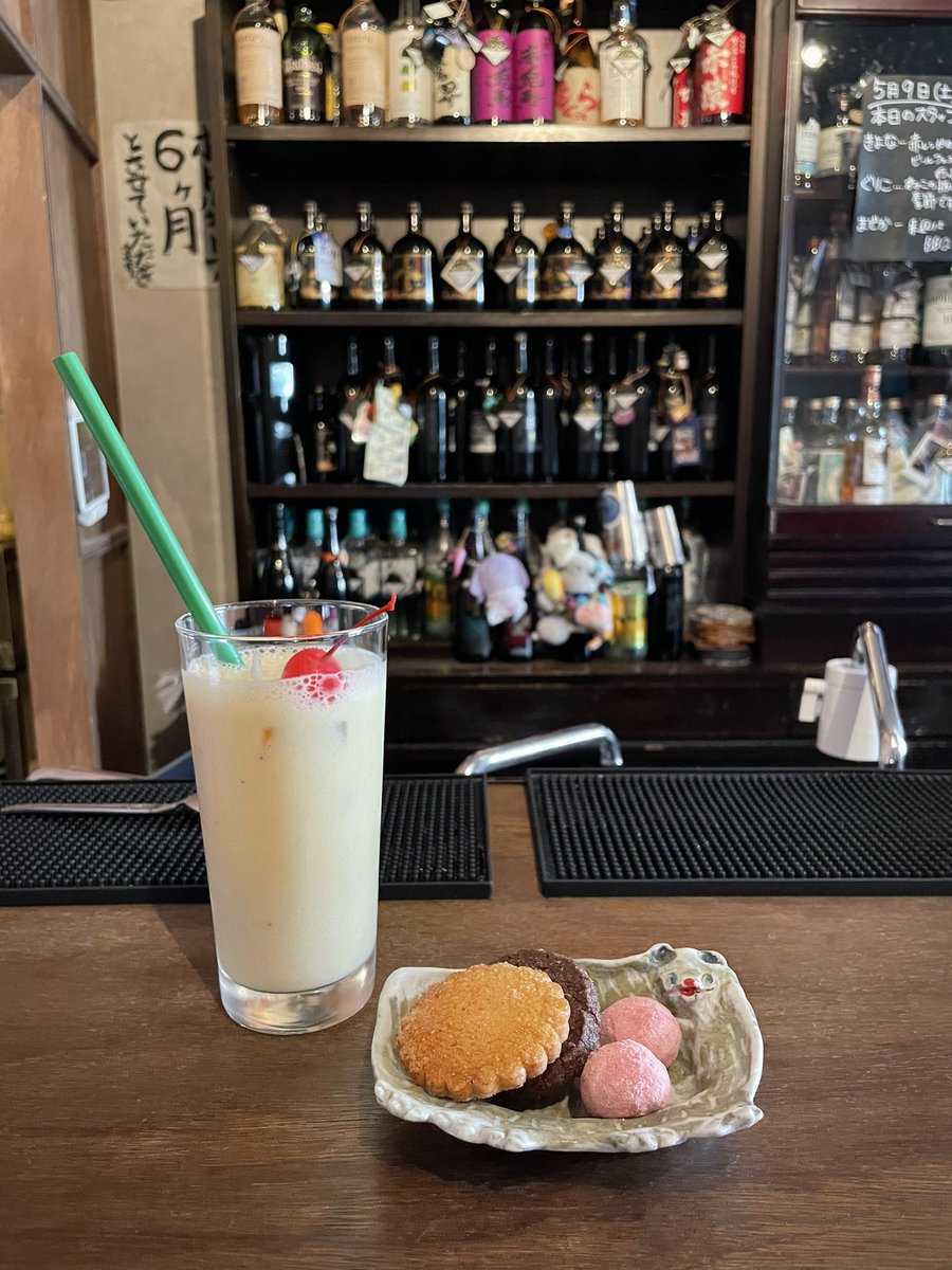 cafe_arukist's tweet photo. 友達が開く1日カフェに行ってきた。オープンして10分くらいで満席。

場所はスナック、カラオケ無料、コーヒーとお菓子は地元の人気店のもの、レモンサワー注文のおじさんから子連れパパママ、大学生くらいの女の子など幅広客層。自然発生的に喫茶縛りのカラオケが始まり、カオスっぷりが面白かった。 https://t.co/3HWBQ0H945