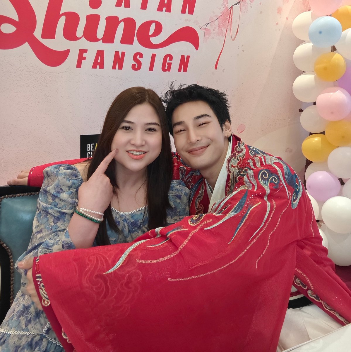 จะจำไปจนวันตายว่าโปร้องและเต้นเพลง เจน นุ่น โบว์ ให้ดู ขอบคุณที่ต่อให้หล่อแค่ไหนโปก็ทำให้ขำได้เสมอ พี่ชอบช่วงเวลาที่ได้ talk กับโปจริงๆ โคตรบันเทิง 5555💛

#ShineXianFansignAPO
#ApoNattawin