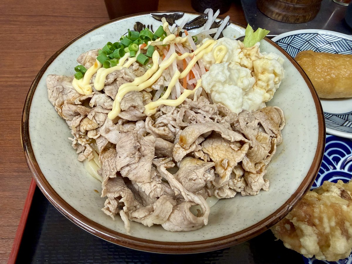 caramelbox9's tweet photo. 2026.5.10(日)
讃岐うどんいわい@十条

GWを挟んで久しぶりすぎる訪問です
14周年おめでとうございます🎉

焼肉サラダうどん(中)900円
にいつもの
＋とり天100円
＋ちくわ天150円
＋いなりずし100円

ビックカメラ行って、「プラダを着た悪魔2」観て...
さて、歩いてお腹空かせてどこ行こうか... https://t.co/jpP5sYhFPU