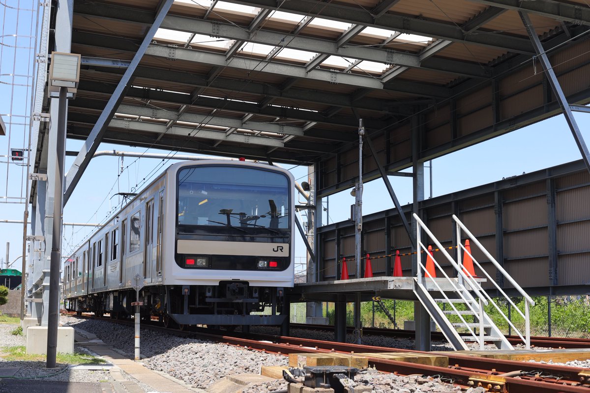 ご縁がありまして「本物の209系を運転！『100分間、あなたが運転士』 〜加速・減速・緊急停止を君の手で〜in久里浜」に参加させて頂きました。
久里浜駅の脇にある訓練線で209系を使い、そこそこの長距離を他では体験できない最大50km/hで運転できるというものです(ﾔﾊﾞｲ)
#100分間あなたが運転士