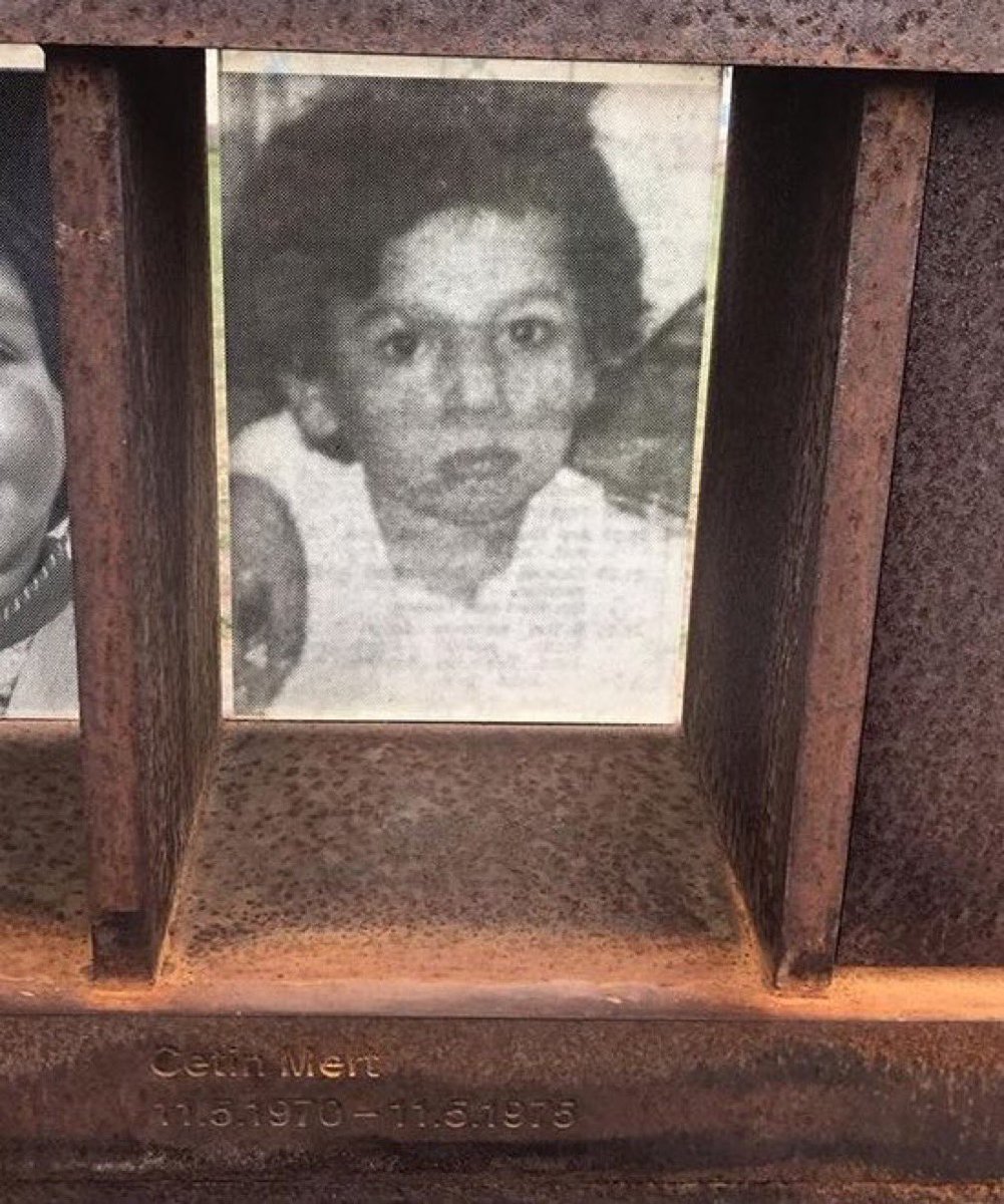 diaspora_turk's tweet photo. 51 yıl önce, 11 Mayıs 1975 günü, bir Anneler Günü’ne denk geliyordu.

Ramiz ve Münevver Mert çifti, Kreuzberg’in doğusundaki eski apartmanlardan birinde oturuyordu. O gün hem Çetin’in doğum günü hem de Anneler Günü’ydü. 5 yaşındaki çocukları Çetin, yeni ayakkabılarıyla sokakta top oynuyordu. Birazdan ailece pikniğe gideceklerdi.

Spree Nehri’nin hemen kıyısındaki Gröbenufer üzerinde oyuna dalan Çetin, nehre doğru giden topun peşinden koştu. Ardından bir anda gözden kayboldu. Çocuğun nehre düştüğünü çevrede birçok kişi gördü. Diğer çocuklar yardım için bağırıp çağırdı ama onu kurtarmak için nehre giren olmadı. Nehrin bir tarafı Doğu, diğer tarafı Batı Almanya’ya aitti. Sınır ihlali yapmak yasaktı. Askerler Çetin’in çırpınışını gördü ama nehre girmeye cesaret edemedi. Herkes “Kurallar”dan bahsediyordu. Karşı taraftan ateş açılabilirdi.

Çetin onca insanın gözü önünde çırpınarak boğuldu. Kendi doğum gününde ve bir Anneler Günü’nde, henüz 5 yaşındayken hayatını kaybetti. Dalgıçlar Çetin’i tam 2 saat 5 dakika sonra nehirden çıkardı. Çetin’in ölümünü açıklamak için sınırlardan, anlaşmalardan, kurallardan bahsettiler. “Doğu tarafına sürüklendiği için onların sorumluluğundaydı.” dedi Batı yakası yetkilileri. “Düştüğü yer batıydı” cevabı geldi karşı taraftan.

Ramiz ve Münevver Mert çifti için hiçbir anlamı olmayan bu sözler sıralanıp gitti. Çocuklarının cenazesini almak için doğuya geçtiler. Geçerken vize alıp, vize ücreti ödediler. Çetin’in ardından Kreuzberg’de bir öfke büyüdü. Türkler ve göçmenler sokağa indi. Yürüyüşler, gösteriler birkaç gün devam etti.

Sonunda iki tarafın yetkilileri bir komisyon kurdu ve kriz durumları için arama-kurtarma anlaşması yaptı. Nehrin kenarına korkuluklar, can simitleri koydular, çift dilli uyarı tabelaları diktiler. Çocuklar için önlemler alındı. Çetin Mert, Berlin Duvarı’nın çocuk kurbanı olarak kayıtlara geçti, ismi diğer Kreuzbergli çocuklara umut oldu.​​​​​​​​​​​​​​​​​​​​​​​​​​​​​​​​​​​​​​​​​​​​​​​​​​
#AnnelerGünü