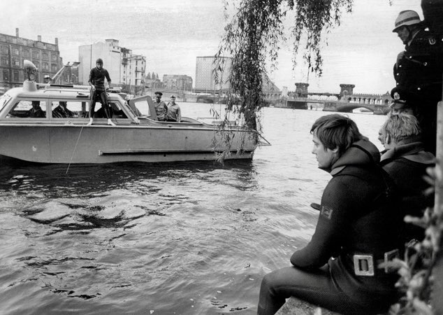 diaspora_turk's tweet photo. 51 yıl önce, 11 Mayıs 1975 günü, bir Anneler Günü’ne denk geliyordu.

Ramiz ve Münevver Mert çifti, Kreuzberg’in doğusundaki eski apartmanlardan birinde oturuyordu. O gün hem Çetin’in doğum günü hem de Anneler Günü’ydü. 5 yaşındaki çocukları Çetin, yeni ayakkabılarıyla sokakta top oynuyordu. Birazdan ailece pikniğe gideceklerdi.

Spree Nehri’nin hemen kıyısındaki Gröbenufer üzerinde oyuna dalan Çetin, nehre doğru giden topun peşinden koştu. Ardından bir anda gözden kayboldu. Çocuğun nehre düştüğünü çevrede birçok kişi gördü. Diğer çocuklar yardım için bağırıp çağırdı ama onu kurtarmak için nehre giren olmadı. Nehrin bir tarafı Doğu, diğer tarafı Batı Almanya’ya aitti. Sınır ihlali yapmak yasaktı. Askerler Çetin’in çırpınışını gördü ama nehre girmeye cesaret edemedi. Herkes “Kurallar”dan bahsediyordu. Karşı taraftan ateş açılabilirdi.

Çetin onca insanın gözü önünde çırpınarak boğuldu. Kendi doğum gününde ve bir Anneler Günü’nde, henüz 5 yaşındayken hayatını kaybetti. Dalgıçlar Çetin’i tam 2 saat 5 dakika sonra nehirden çıkardı. Çetin’in ölümünü açıklamak için sınırlardan, anlaşmalardan, kurallardan bahsettiler. “Doğu tarafına sürüklendiği için onların sorumluluğundaydı.” dedi Batı yakası yetkilileri. “Düştüğü yer batıydı” cevabı geldi karşı taraftan.

Ramiz ve Münevver Mert çifti için hiçbir anlamı olmayan bu sözler sıralanıp gitti. Çocuklarının cenazesini almak için doğuya geçtiler. Geçerken vize alıp, vize ücreti ödediler. Çetin’in ardından Kreuzberg’de bir öfke büyüdü. Türkler ve göçmenler sokağa indi. Yürüyüşler, gösteriler birkaç gün devam etti.

Sonunda iki tarafın yetkilileri bir komisyon kurdu ve kriz durumları için arama-kurtarma anlaşması yaptı. Nehrin kenarına korkuluklar, can simitleri koydular, çift dilli uyarı tabelaları diktiler. Çocuklar için önlemler alındı. Çetin Mert, Berlin Duvarı’nın çocuk kurbanı olarak kayıtlara geçti, ismi diğer Kreuzbergli çocuklara umut oldu.​​​​​​​​​​​​​​​​​​​​​​​​​​​​​​​​​​​​​​​​​​​​​​​​​​
#AnnelerGünü