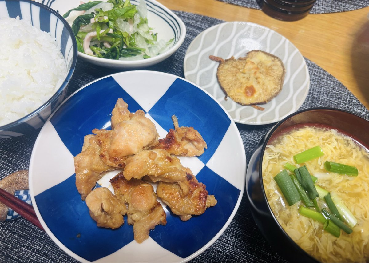 dan4in1's tweet photo. 今日の晩ごはん

・鶏の味噌漬け
・新玉と壬生菜のサラダ
・椎茸チーズ焼き
・かきたま汁

新玉しゃくしゃくでウマウマ✨ https://t.co/ZEOxPrGusi