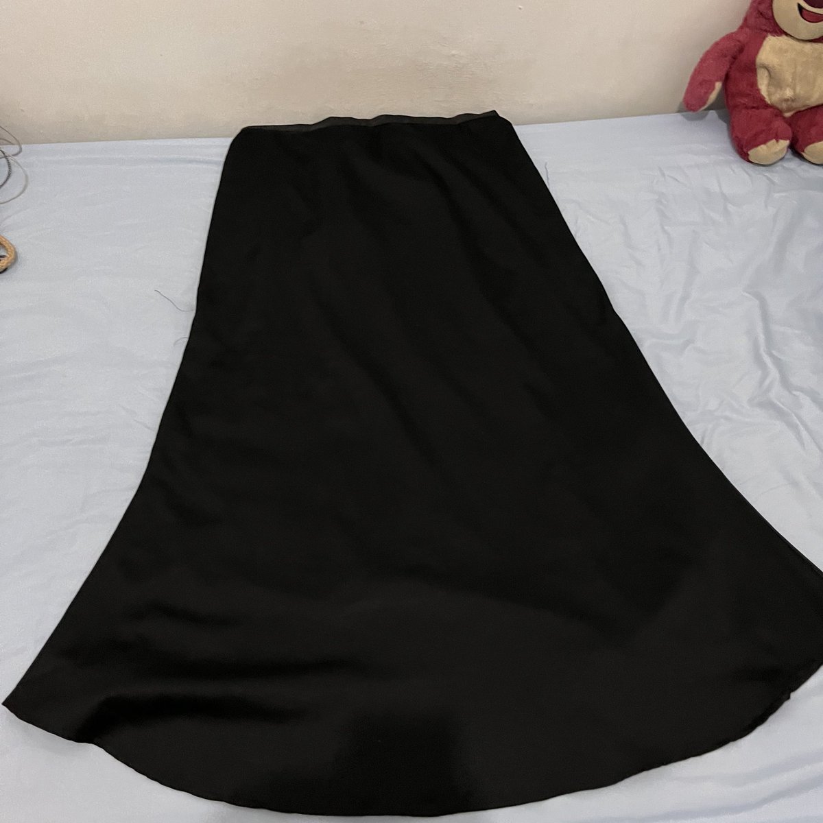 saapaina's tweet photo. wts bawahan celana jeans new drak grey uk 34, rok satin hitam bigsize. harga ada di alt https://t.co/3I547i1eIP
