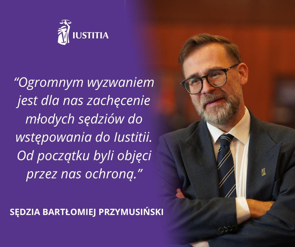 JudgesSsp's tweet photo. - Ogromnym wyzwaniem jest dla nas zachęcenie młodych sędziów do wstępowania do Iustitii. Cały czas podkreślamy, że ci młodzi sędziowie byli od początku objęci przez nas ochroną - mówi prezes #Iustitii sędzia Bartłomiej Przymusiński dla naszego Kwartalnika.
- Trzeba przypomnieć, że to Iustitia była inicjatorem okrągłego stołu w sprawie asesorów sądowych, którzy mieli problem z zatwierdzeniem ich przez KRS w 2017 r. Chodziło o niekompletną dokumentację przekazaną przez Ministra Ziobro. Z inicjatywy Iustitii doszło wówczas do powołania okrągłego stołu i ten problem został rozwiązany. Wiele z tych osób jest teraz sędziami – zakończyli asesurę, odebrali nominacje sędziowskie - podkreśla.
- Kolejny krok w kierunku młodych ludzi to zakres wyłączenia w projekcie, który przedstawiła Komisja Kodyfikacyjna bazująca na naszym projekcie. Nie będzie on obejmował młodych sędziów, którzy nie byli asesorami, ale dostali nominacje, po zdanym egzaminie sędziowskim będąc wcześniej asystentem lub referendarzem sądowym - wylicza sędzia Przymusiński i dodaje:
Iustitia to największa organizacja sędziowskiej, która ma 35 lat historii, która jest silnym partnerem w międzynarodowych organizacjach sędziowskich, która oferuje dziesiątki szkoleń, oferuje możliwość rozwoju dodatkowych zainteresowań zawodowych w zespołach merytorycznych, albo także pozazawodowych, jak w przypadku zespołu medialnego, który jest mi szczególnie bliski z uwagi na to, że byłem przez lata rzecznikiem prasowym.”
🔗 https://t.co/RxABZRCOFC
🌐 https://t.co/R4AuDAAvGs
🤝 Czekamy na Was! Dołączcie do Iustitii!
⬇️
https://t.co/a8Iw6KYgNO