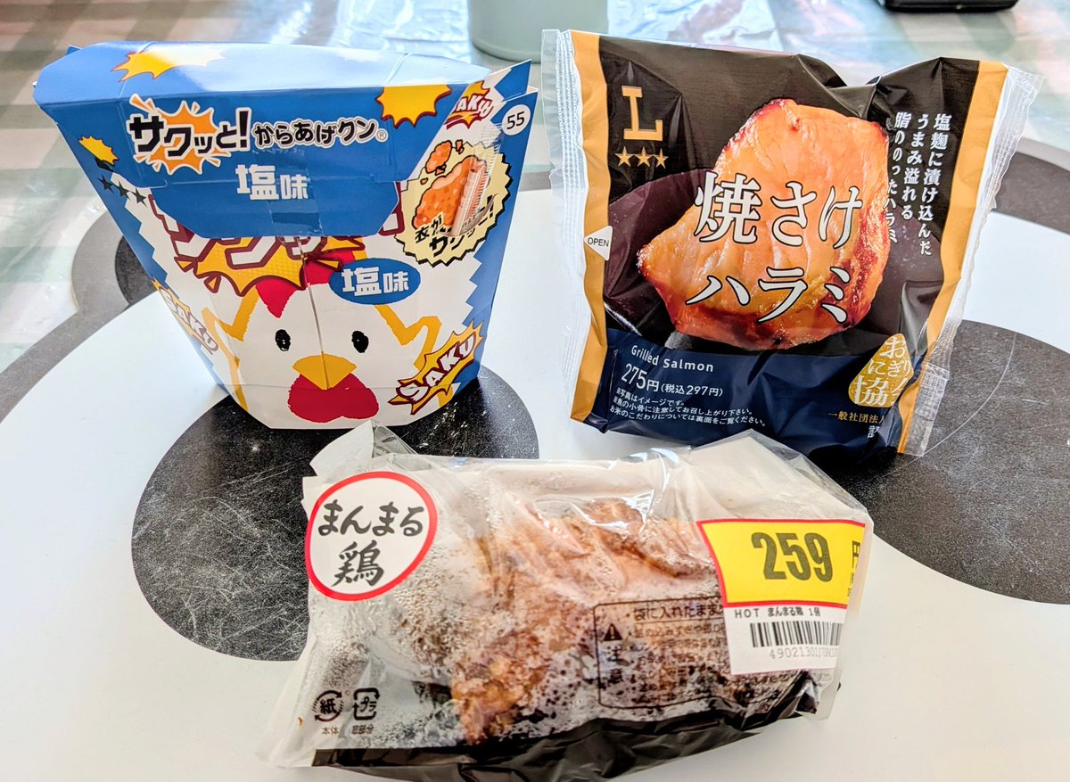 昨日のジョブチューンを観てローソンまで行って来た☺️ 🍙美味しかった〜 パリパリ海苔も好きだけどシナ〜っとなった海苔も大好き💕まんまる鶏と からあげクンも最高でしたぁ🤗