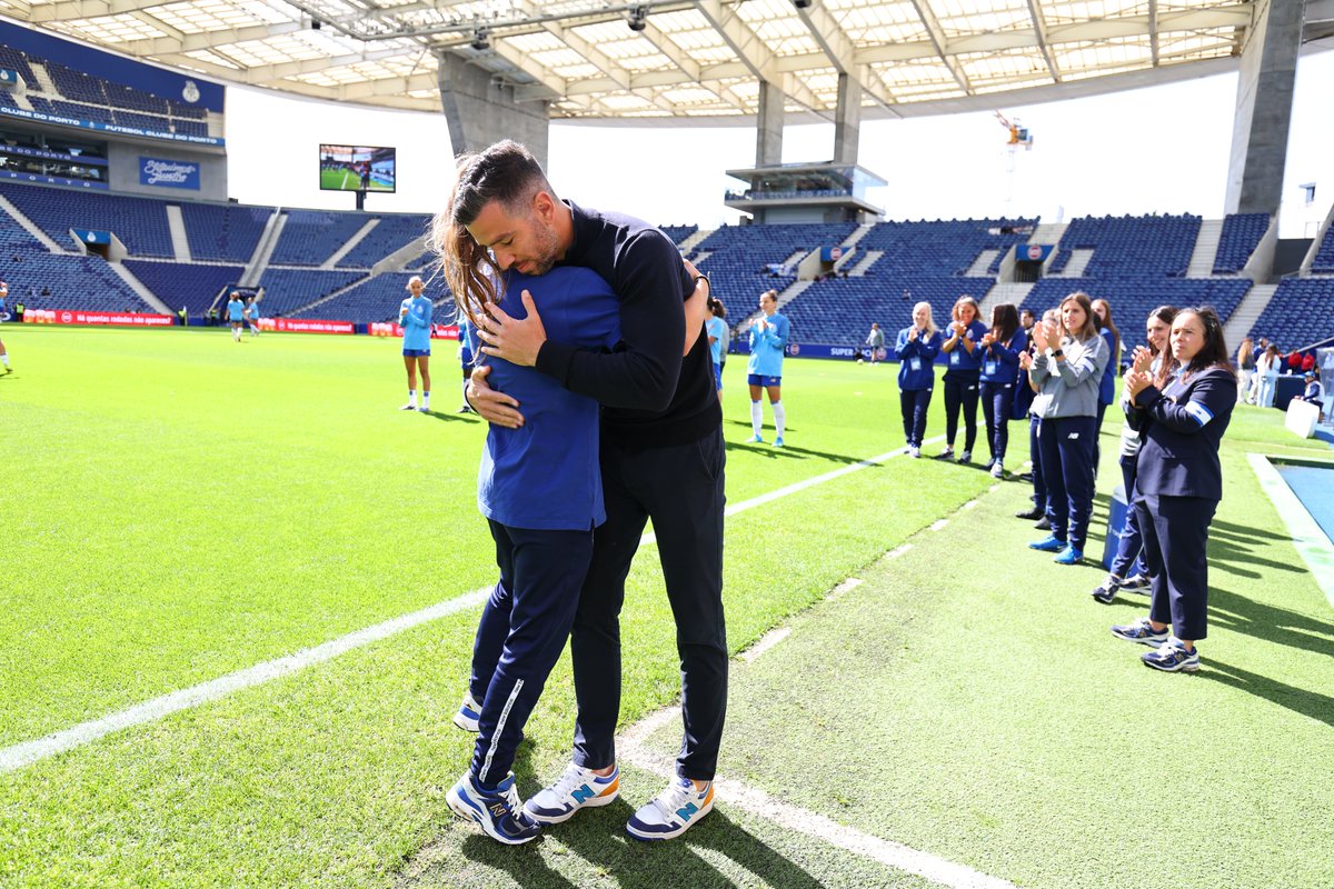 FCPorto's tweet photo. 𝐎𝐛𝐫𝐢𝐠𝐚𝐝𝐨, 𝐂𝐥𝐚́𝐮𝐝𝐢𝐚 𝐋𝐢𝐦𝐚 🫡  

A primeira atleta da história do Futebol Feminino do FC Porto termina hoje a carreira 💙👏

#FCPortoW https://t.co/SH1aYXtTZD