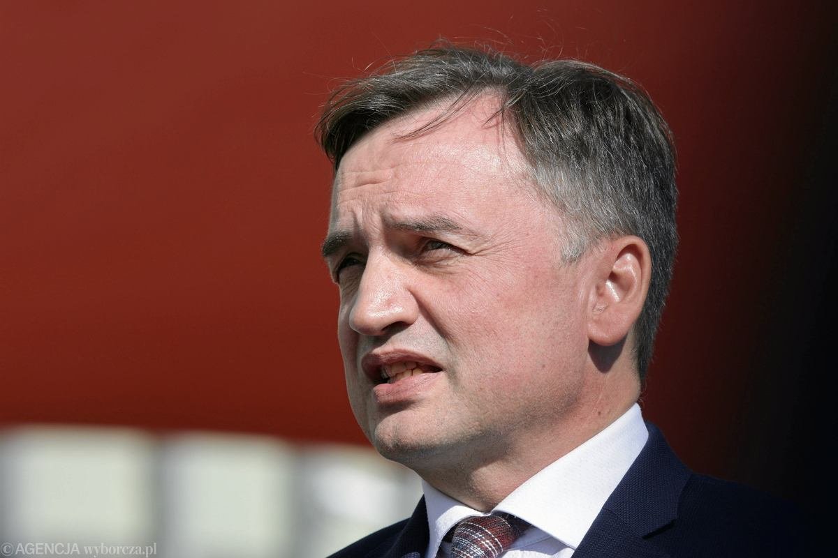 Okazuje się, że tylko Ziobro uciekł do USA‼️Wraz z żoną Patrycją Kotecką znalazł się w USA, ponieważ otrzymał wizę amerykańską‼️
 Zdecydował o tym osobiście Donald Trump, bo sekretarz stanu Marco Rubio oraz ambasador USA w Polsce Tom Rose byli temu przeciwni.🤔
 Romanowski został