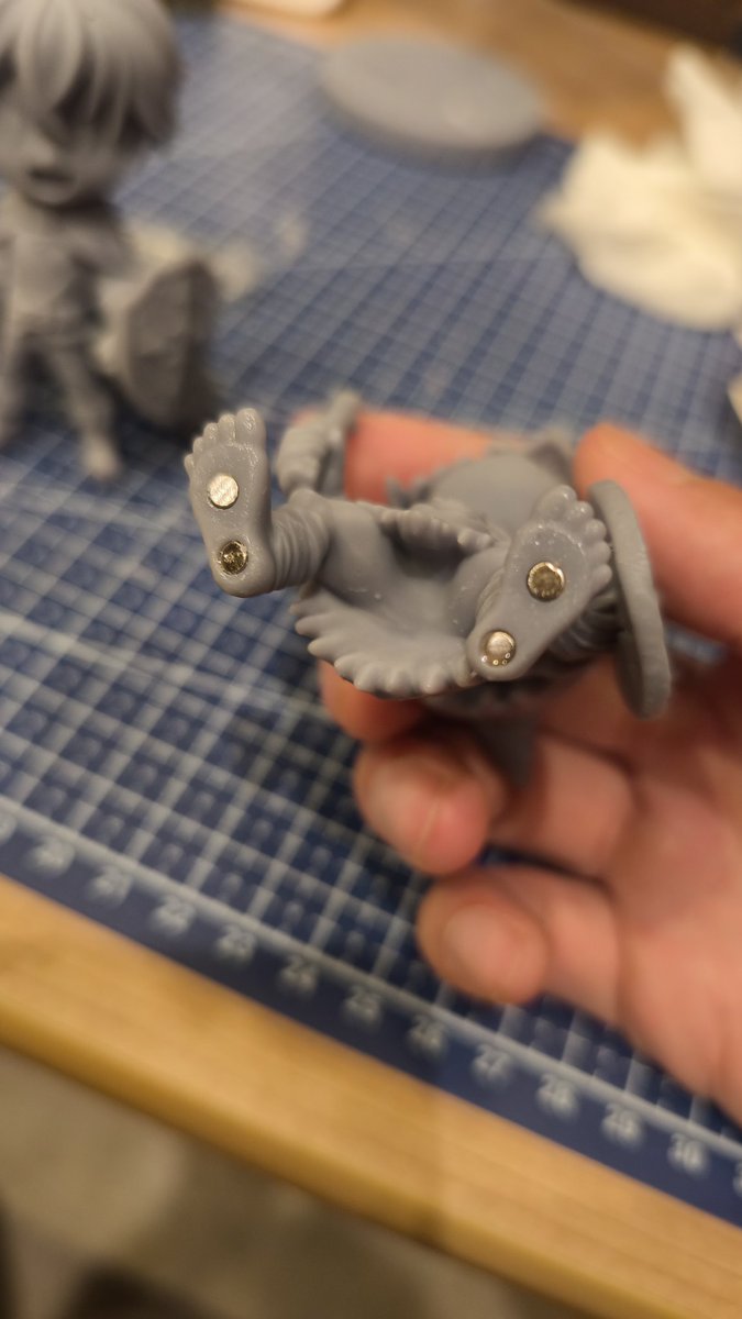 Samoya_3D's tweet photo. 何もしなくても自立はするけど足に2つずつ磁石をはめてスチールプレートにくっつくようにしてみた https://t.co/yprVbLO9Jq