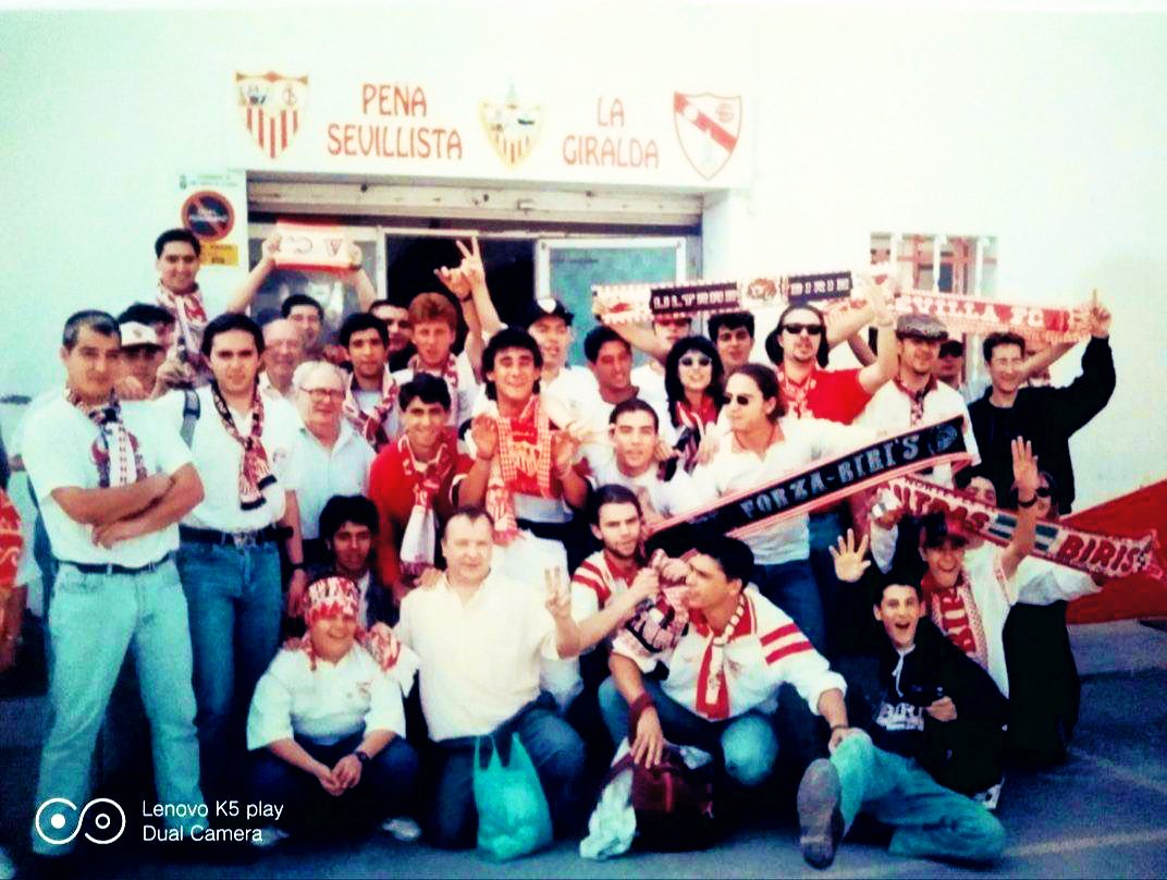 ameliaconnect22's tweet photo. Gloria y honor a ls #sevillistas d Sant Andreu d la Barca y a todos los q lejos d aquí, respiraron con la victoria d nuestro #SevillaFC
Un recuerdo #sevillista para ellos y como de bien nos atendieron #sevillismo
#Escudo #Bandera #Estadio y #Afición
#ElSevillaSomosNosotros
💪🏻⚪️🔴 https://t.co/qvPZHLEynq