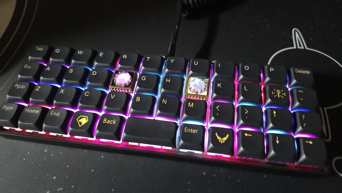 2つも着けていただけてありがたいです🙏 元の石の色とLEDの色が混ざっ