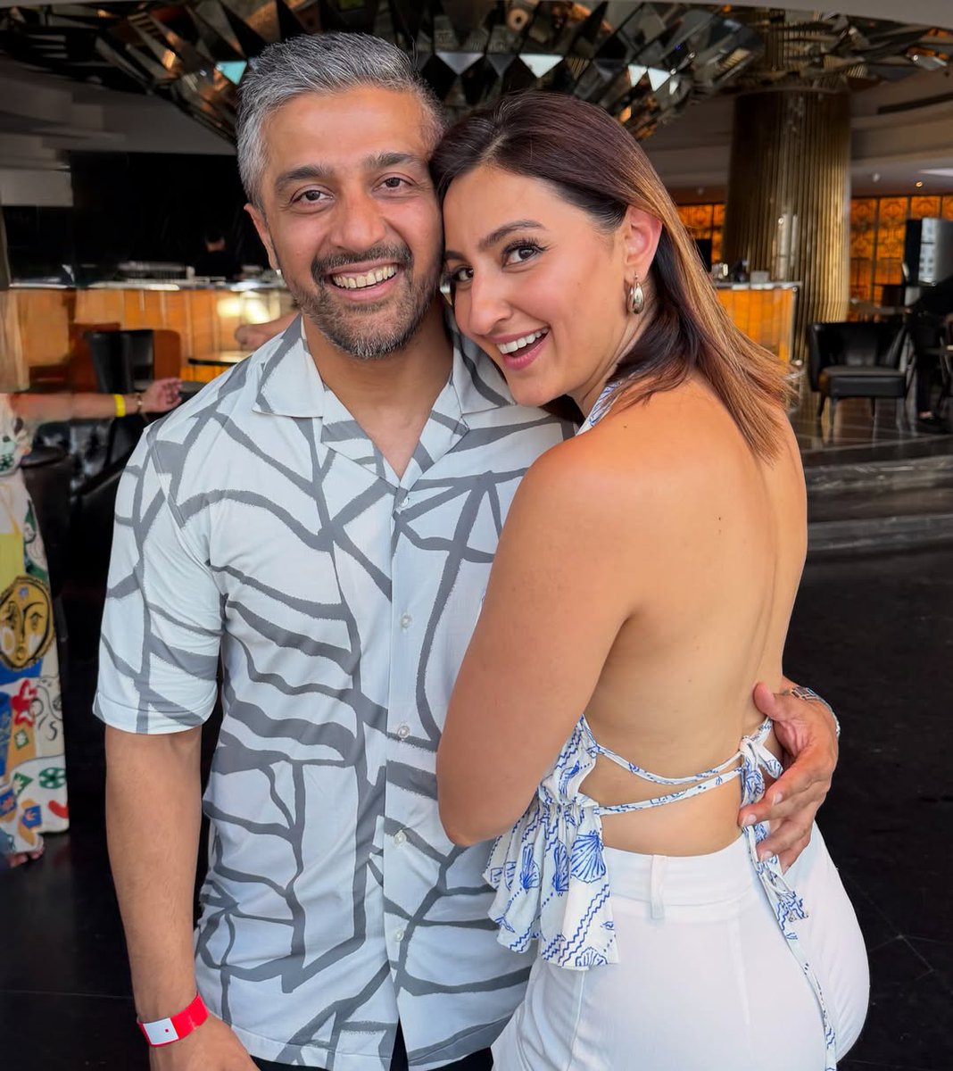 Real_couples786's tweet photo. Hindu Television presenter and model Priya jethani with her Husband Fahad Merchat. Fahad is a Dubai based Muslim Cricketer 🏏.

By the way Priya divorced her first Hindu husband, she later married Fahad and now both happily living together since their marriage 💚🧡

Retweet 🔁 https://t.co/1BsS9y7XJK