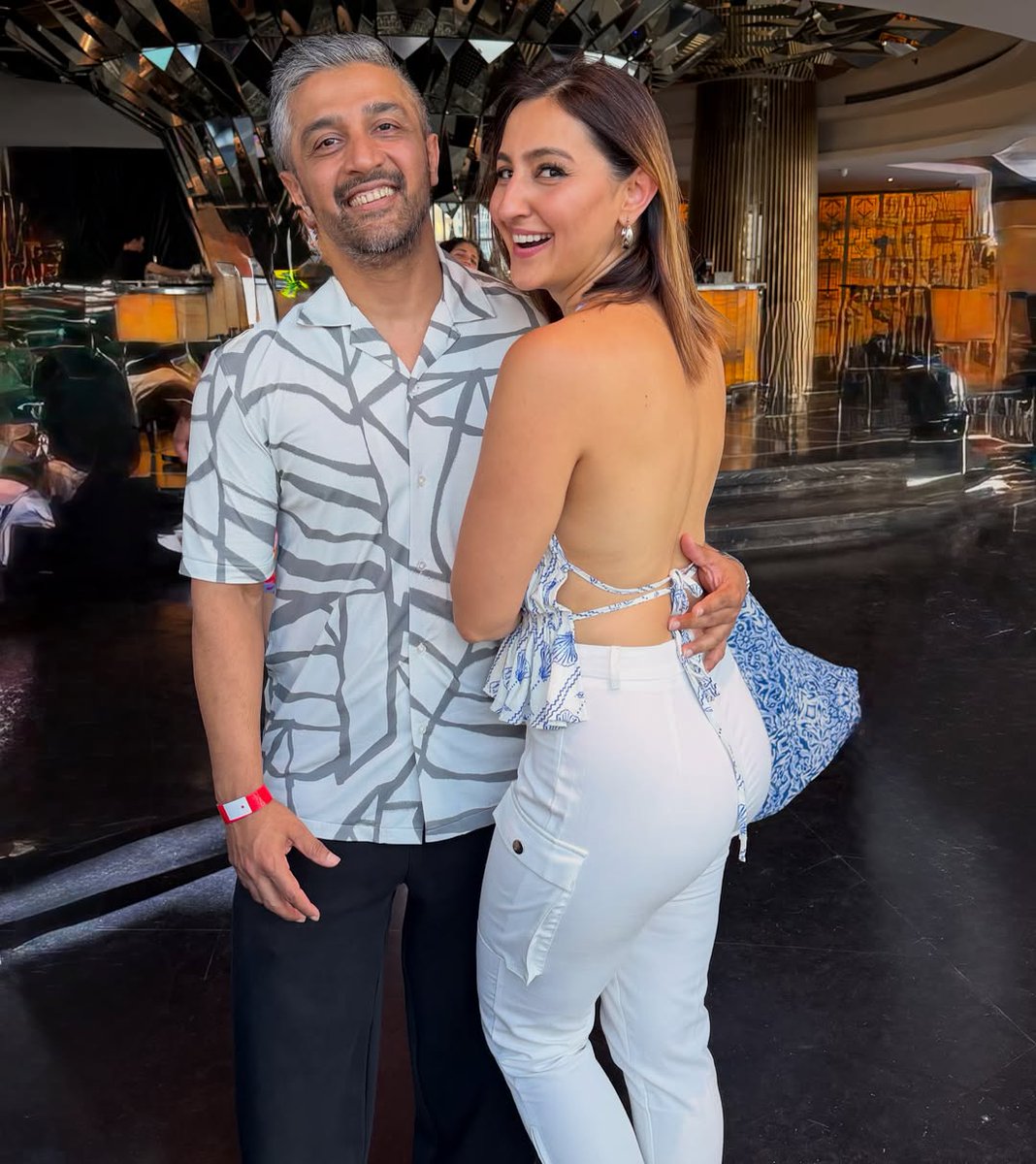Real_couples786's tweet photo. Hindu Television presenter and model Priya jethani with her Husband Fahad Merchat. Fahad is a Dubai based Muslim Cricketer 🏏.

By the way Priya divorced her first Hindu husband, she later married Fahad and now both happily living together since their marriage 💚🧡

Retweet 🔁 https://t.co/1BsS9y7XJK