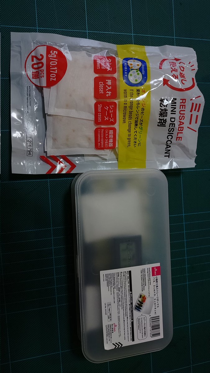 gorilla99go's tweet photo. 100均の釣具ケースがモーターホルダーとシンデレラフィット✨

梅雨入りした沖縄の湿度対策に
一緒に買った湿気取りも色が変われば、レンジで加熱すれば繰り返し使える優れ物
ケースに入れて10分しない内に67%から34%までおちてる（笑） https://t.co/vvz9jjFrYh