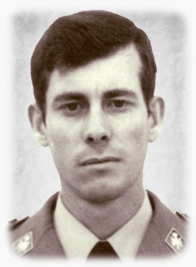 vctorst2's tweet photo. Un día como hoy de 1980 #ETA asesinó en #Santurce (#Vizcaya) al @policia ANTONIO MORENO NÚÑEZ. 

Se dirigía en su coche particular a su domicilio en #Bilbao tras finalizar su jornada en la comisaría.

Le dispararon tres encapuchados que viajaban en otro automóvil.

#MEMORIA https://t.co/dA9GGg2Vet