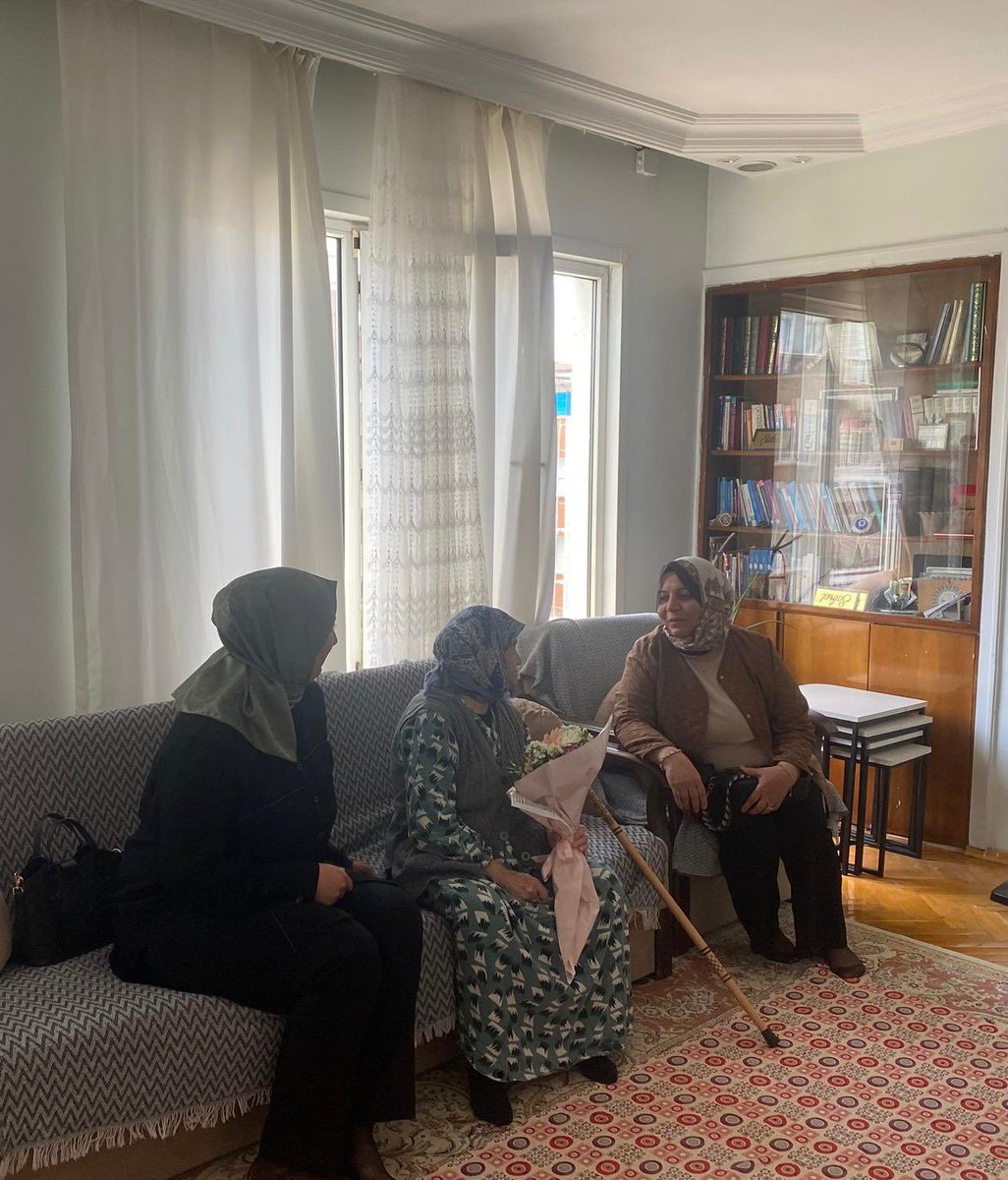 AKSahinbey27's tweet photo. Başta şehit annelerimiz olmak üzere; sevgileri, sabırları ve fedakârlıklarıyla hayatımıza yön veren tüm annelerimizin Anneler Günü’nü kutluyoruz.

Anneler Günü vesilesiyle Sosyal Politikalar Başkanımız Zeliha Hacıömer ve Yönetim Kurulu Üyelerimiz Dilek Göv Koçuşağı ve Nilüfer Tacirli ile birlikte şehidimiz Veysel Karakaş’ın annesi Naciye Karakaşı ziyaret ederek kıymetli annemizin bu anlamlı gününü kutladık.

Şehitlerimizin emanetleri olan ailelerimizin her zaman yanındayız.

@abuyukgumus 
@abdulhamitgul
@hakanaksu058
@iekarayel 
@EyupOzkececi
@AliSahin501
@deryabakbak27
@irfancelikaslan
@mesutbozatli
@BBozgeyik_27
@fmfedaioglu
@FatmaSahin 
@mtahmazoglu 
@avmehmettiryaki 
@AKPartiG_Antep
