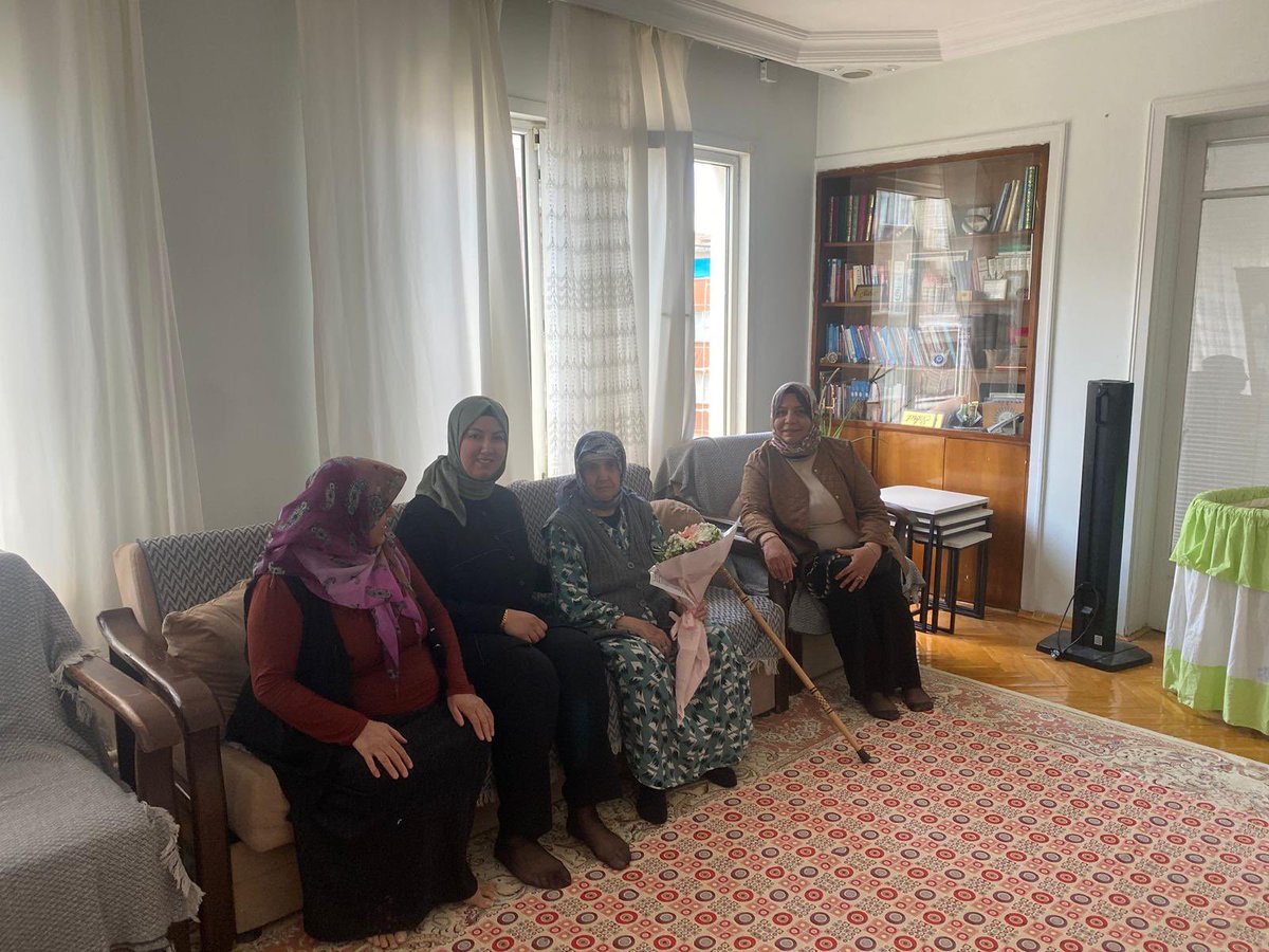 AKSahinbey27's tweet photo. Başta şehit annelerimiz olmak üzere; sevgileri, sabırları ve fedakârlıklarıyla hayatımıza yön veren tüm annelerimizin Anneler Günü’nü kutluyoruz.

Anneler Günü vesilesiyle Sosyal Politikalar Başkanımız Zeliha Hacıömer ve Yönetim Kurulu Üyelerimiz Dilek Göv Koçuşağı ve Nilüfer Tacirli ile birlikte şehidimiz Veysel Karakaş’ın annesi Naciye Karakaşı ziyaret ederek kıymetli annemizin bu anlamlı gününü kutladık.

Şehitlerimizin emanetleri olan ailelerimizin her zaman yanındayız.

@abuyukgumus 
@abdulhamitgul
@hakanaksu058
@iekarayel 
@EyupOzkececi
@AliSahin501
@deryabakbak27
@irfancelikaslan
@mesutbozatli
@BBozgeyik_27
@fmfedaioglu
@FatmaSahin 
@mtahmazoglu 
@avmehmettiryaki 
@AKPartiG_Antep