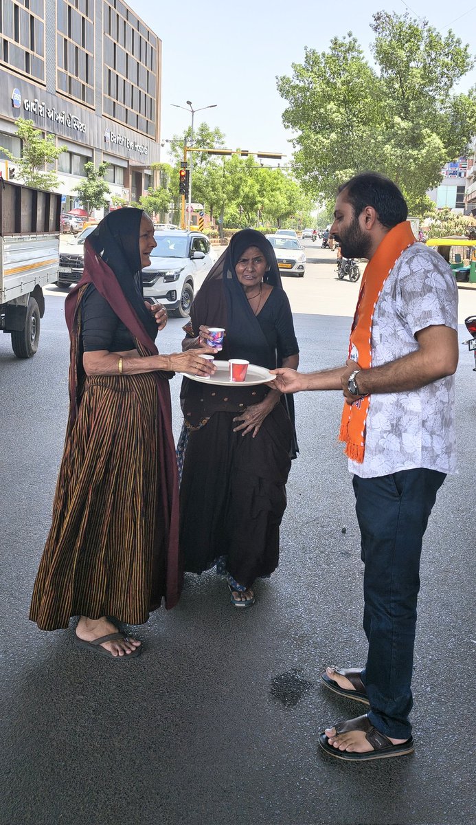 HarshDevani19's tweet photo. આજ રોજ ગોતા વોર્ડ માં ભારતીય જનતા પાર્ટી યુવા મોરચા દ્વારા છાશનું વિતરણ કાર્યક્રમ રાખવા માં આવ્યો જેમાં કર્ણાવતી મહાનગર યુવા મોરચા ના અધ્યક્ષ શ્રી @ketupatel4bjp ઉપસ્થિત રહ્યા અને વોર્ડ ના પ્રમુખ શ્રી મહામંત્રી શ્રી કાઉન્સિલર શ્રીઓ, તથા કાર્યકર્તા ભાઈઓ અને બહેનો ઉપસ્થિત રહ્યાં. https://t.co/MhaAsrFQYA