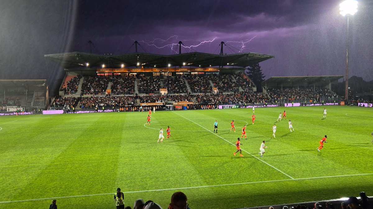 Petit florilège des éclairs qui ont surplombés Le Basser lors de ce #LAVALUSBCO
<a href="/stadelavallois/">Stade Lavallois</a>