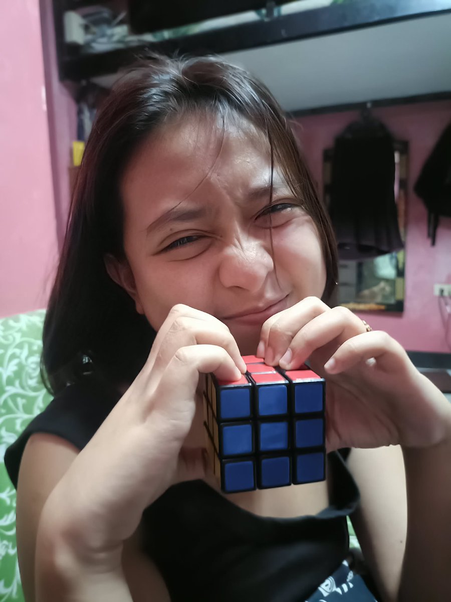 ChienlyDe's tweet photo. First time kong makabuo ng rubiks cube😩🧊 https://t.co/hkIluVMUvH