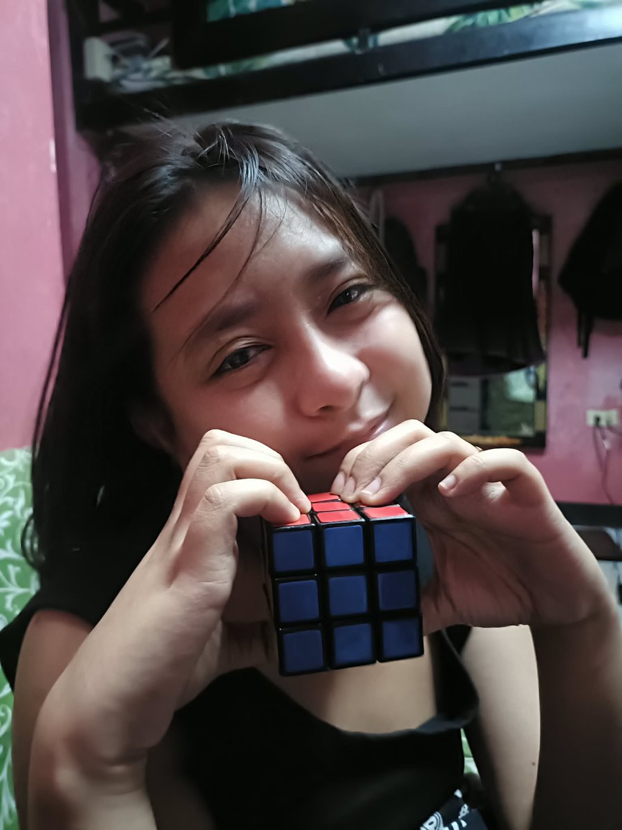 ChienlyDe's tweet photo. First time kong makabuo ng rubiks cube😩🧊 https://t.co/hkIluVMUvH