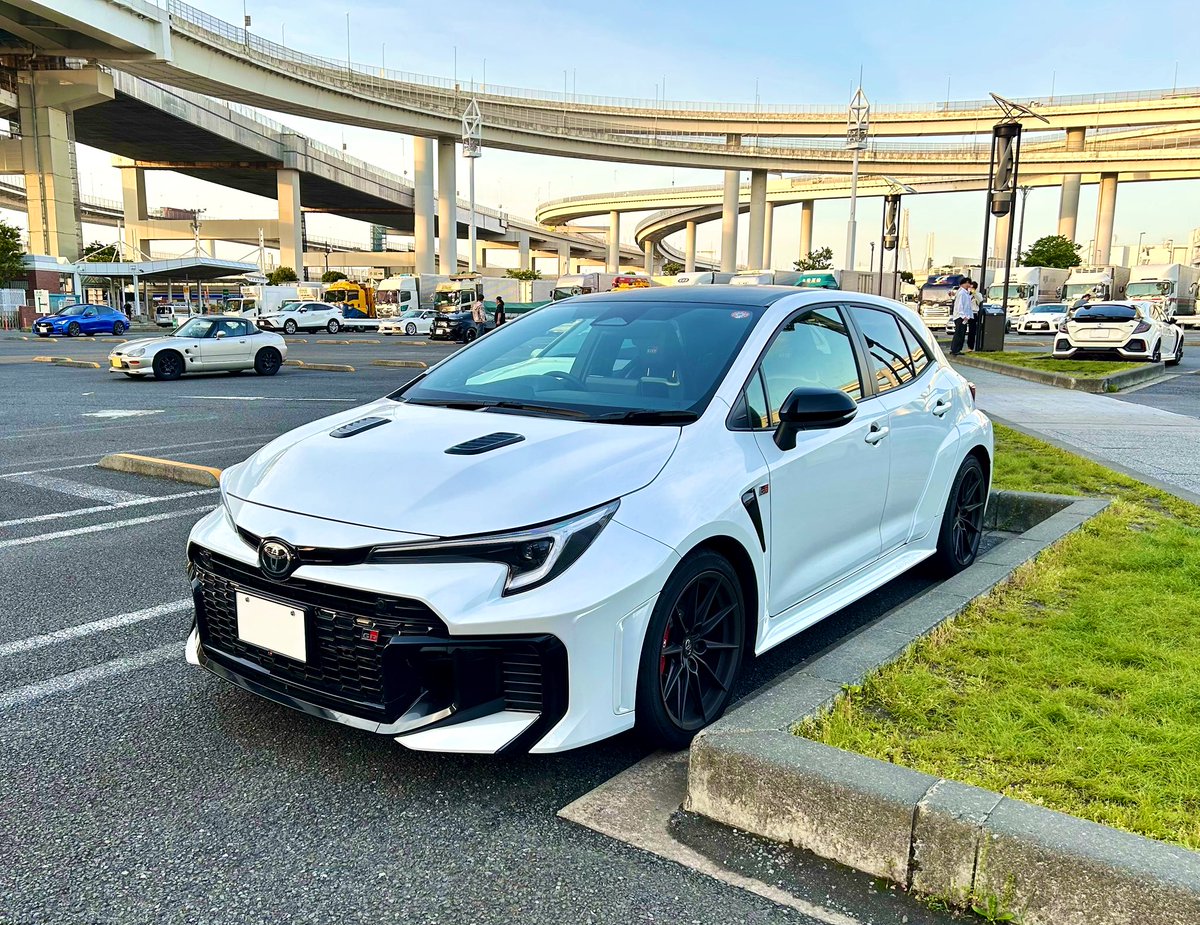 DriveinShonan's tweet photo. 今日夕方16時くらいに大井PA下りでお見かけして、大黒PA付近まで一緒に走っていただいたGRカローラ前期のオーナー様、短い時間でしたが一緒に走れて良かったです。
自分と同じ車の走っている後ろ姿を見れたのも貴重でしたし、カッコいいリアウイングが素敵✨でした。
またどこかでお会いできれば😊 https://t.co/LRPvt07ZSU