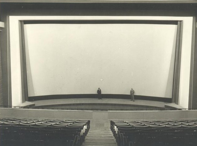 filmingranada's tweet photo. 1961. #Granada inaugura uno de los mejores cines de España: pantalla curva de 22 metros, 1.800 butacas y proyectores de 70 mm. Estuvo en activo 20 años y luego se transformó en unos multicines muy populares que cerraron en 2013. El cine es patrimonio cultural granadino. 💚 https://t.co/ul5VB4WFXp