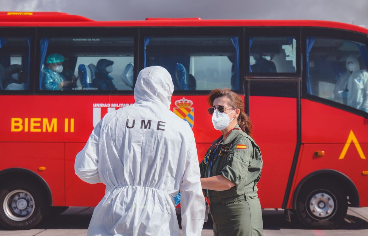 🫡Seguridad y profesionalidad. 

Más de 30 militares de la <a href="/UMEgob/">UME</a>, que ha puesto a disposición, también, 11 vehículos y cuatro autobuses, han posibilitado hoy el traslado de los pasajeros del crucero a los aviones hacia sus países de origen. 

💛 Gracias por estar ahí, siempre.