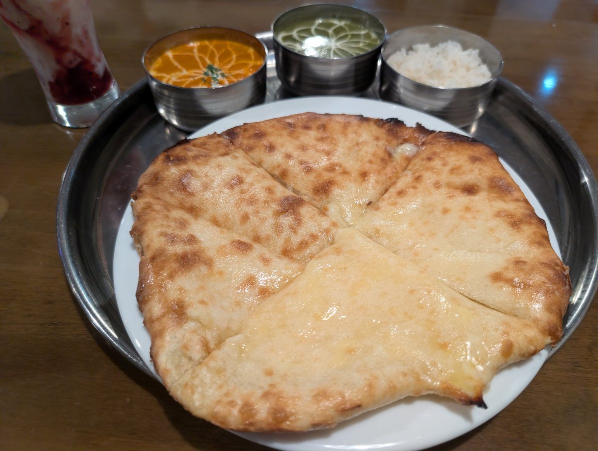 毎週のようにインド・ネパール料理店を巡りナンとカレーを食べ比べ
すでに数店舗では顔を覚えられ、レジ前で「イツモアリガトウゴザイマス」と言われることが増えた
次からはナンとカレーに加えてビリヤニの食べ比べをはじめようと思う
