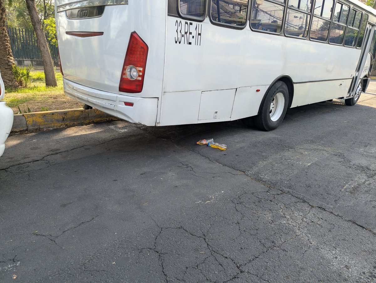 eduallseg's tweet photo. @LaSEMOVI que tal, estos camiones los dejan estacionados todos los días sobre el camellón, dejan lleno de basura y botellas con sus desechos además que ya han provocado choques por que limitan la visión del retorno qué se puede hacer? @TuAlcaldiaGAM https://t.co/sLMyFsBHdG