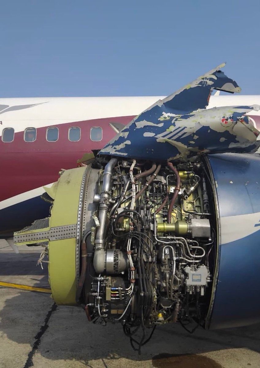 LowkeyEnergy_'s tweet photo. Photo of a faulty plane engine 😳 https://t.co/5Tnqevr5FB