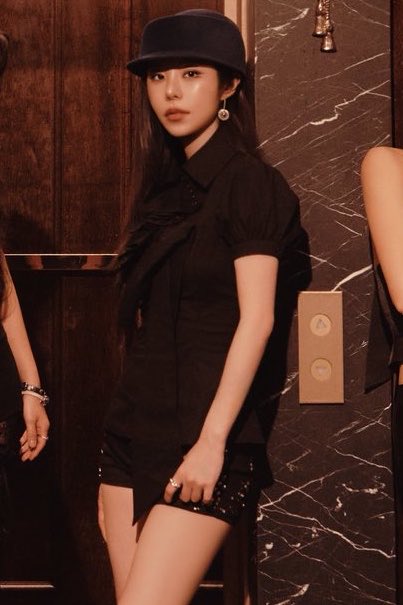 wheevoice's tweet photo. já sabemos que a rbw odeia a wheein mas essa edição TENEBROSA que fizeram pra tirar as tatuagens da wheein me irritou de verdade 

o braço dela distorcido por deus https://t.co/Ag15LASl51