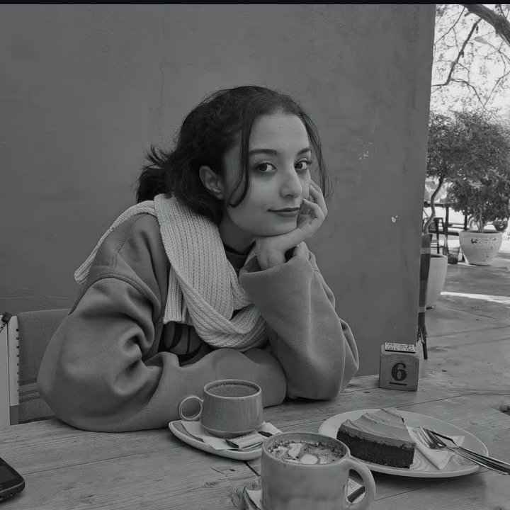 مادری که دو شب کنار پیکر بی‌جون دخترش نشست، شاید یه معجزه بشه و دوباره صداش رو بشنوه...
این درد نه فراموش میشه، نه عادی.
ما اسم فائزه رو زنده نگه می‌داریم... 🖤
#فائزه_مستعان