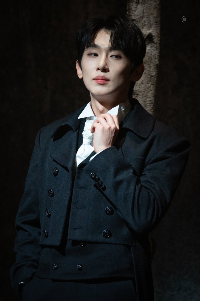 dottpic's tweet photo. 260418N 연극 헤르츠클란 커튼콜

싱클레어 #정재환 https://t.co/ZhLuH57G6W