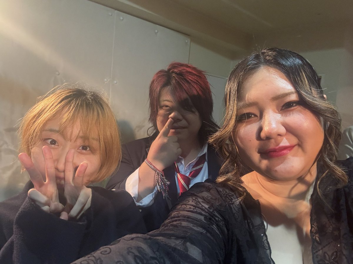 Anju_DIADRA's tweet photo. 今日はありがとうございました！
後ろの人の間違い探しみたいになってるWWW https://t.co/L7owxH5hKT