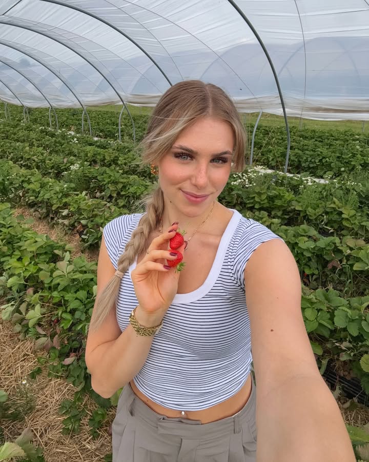 Heloise1688's tweet photo. Fresh strawberries, fresh summer vibes. https://t.co/vOXgDVVoxo