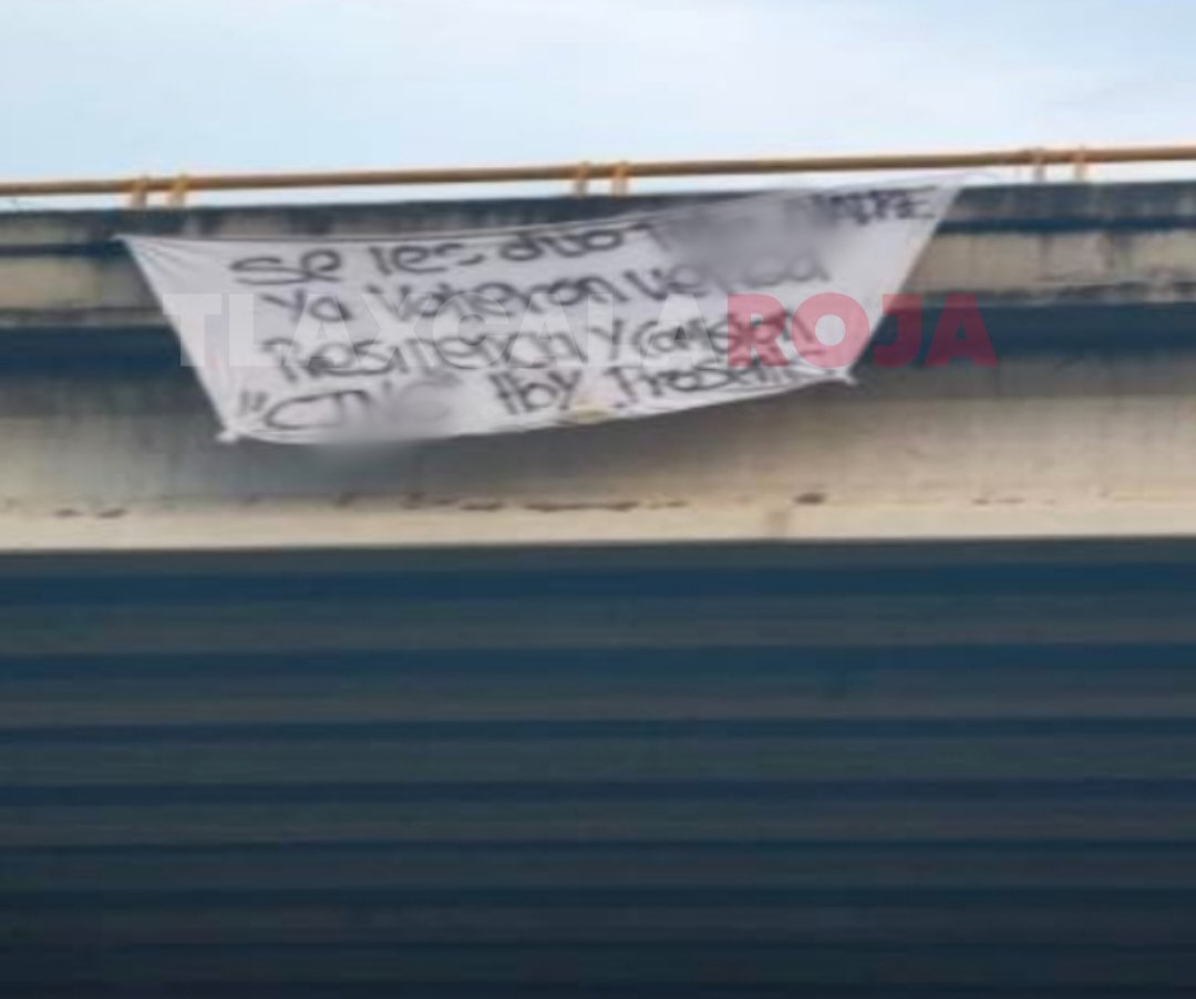tlaxcala_roja's tweet photo. Aparece presunta narcomanta del CJNG en puente del periférico de #Tlaxcala 

https://t.co/PWTqd2qSlC https://t.co/SCuJG0Zz5N