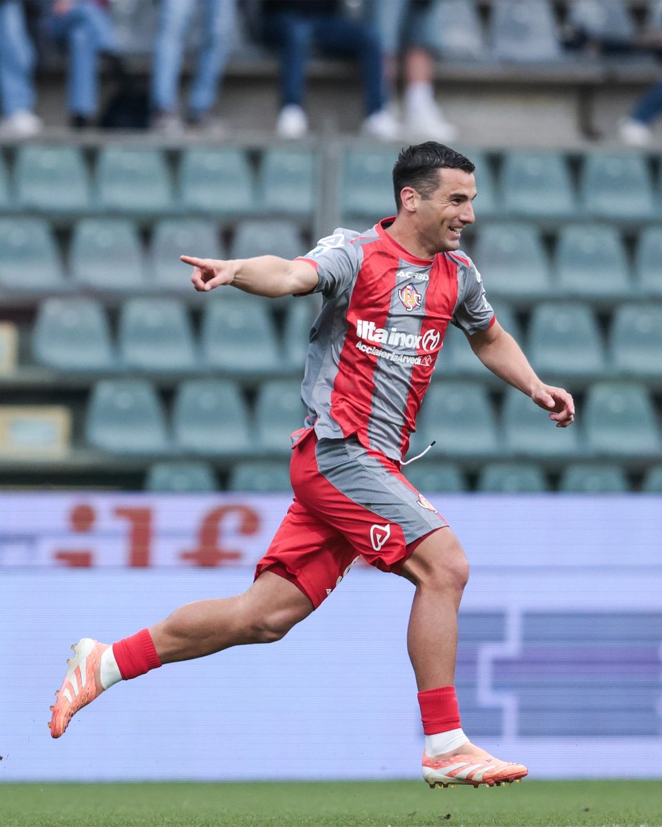 USCremonese's tweet photo. ���😄🩶❤️
#TuttaUnAltraMusica #SerieAEnilive #Cremonese #CrePis #CremonesePisa https://t.co/YHObbxbnem